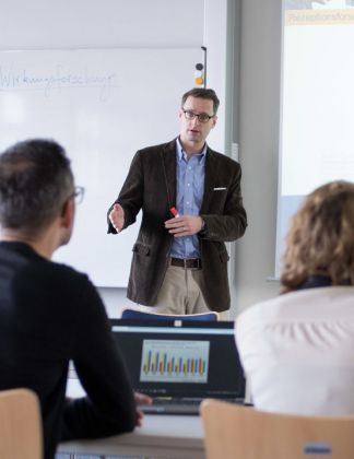 Prof. Dr. Tobias Hochscherf bei einer Vorlesung während des PR Masters.